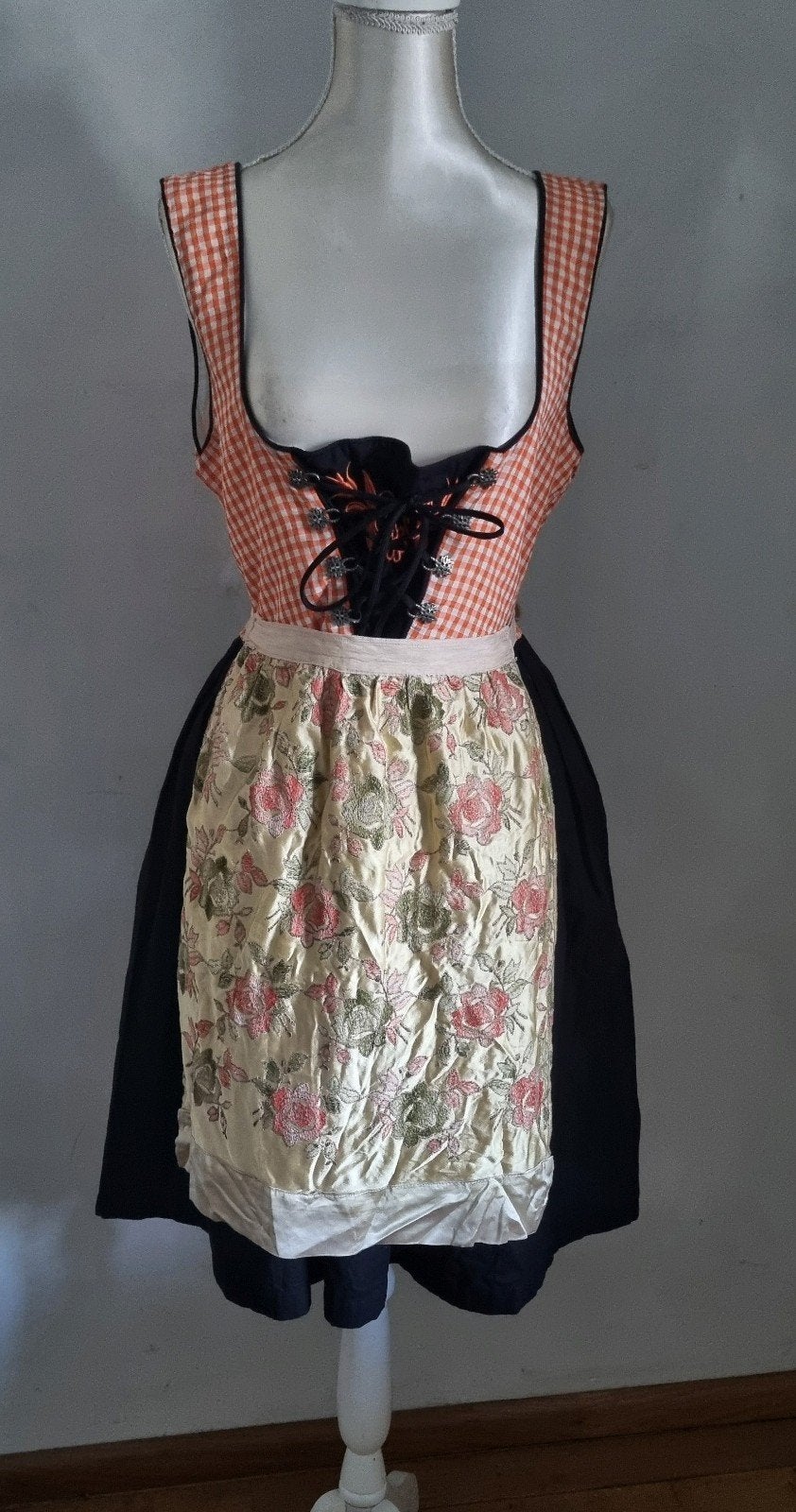 Oranje zwarte dirndl + Schort  mt. 40 oktoberfeest trachten, Maat 38/40 (M), Ophalen of Verzenden, Kleding, Dirndl