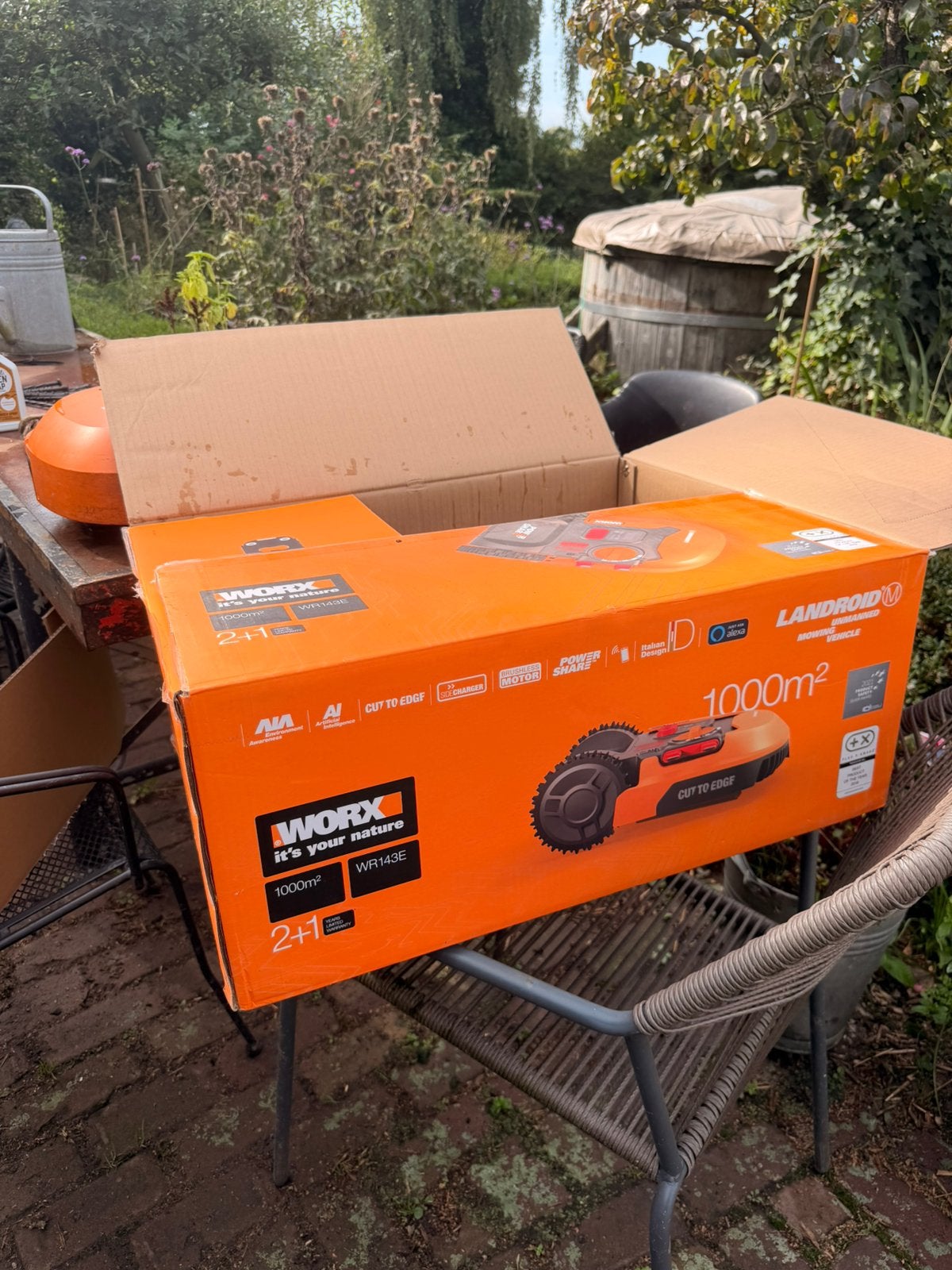 Foto 10 van Worx wr143e 1000m2 robotmaaier met basis en garage enz