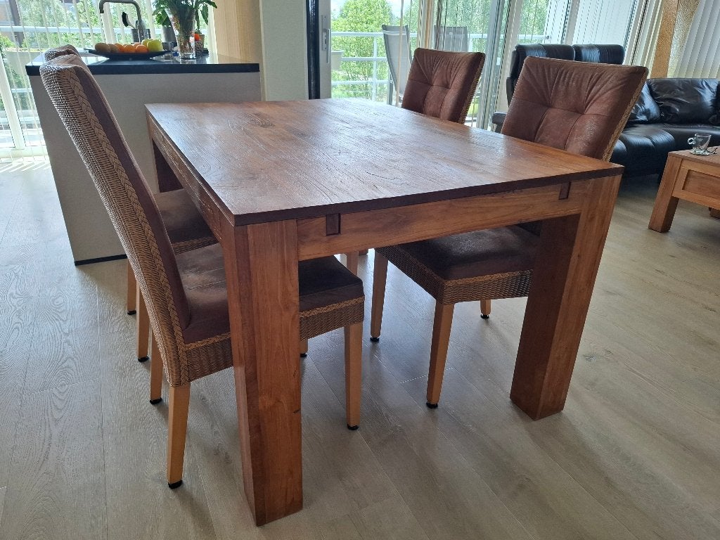 Eettafel en 4 eettafelstoelen, Ophalen, Gebruikt, Teakhout, 50 tot 100 cm