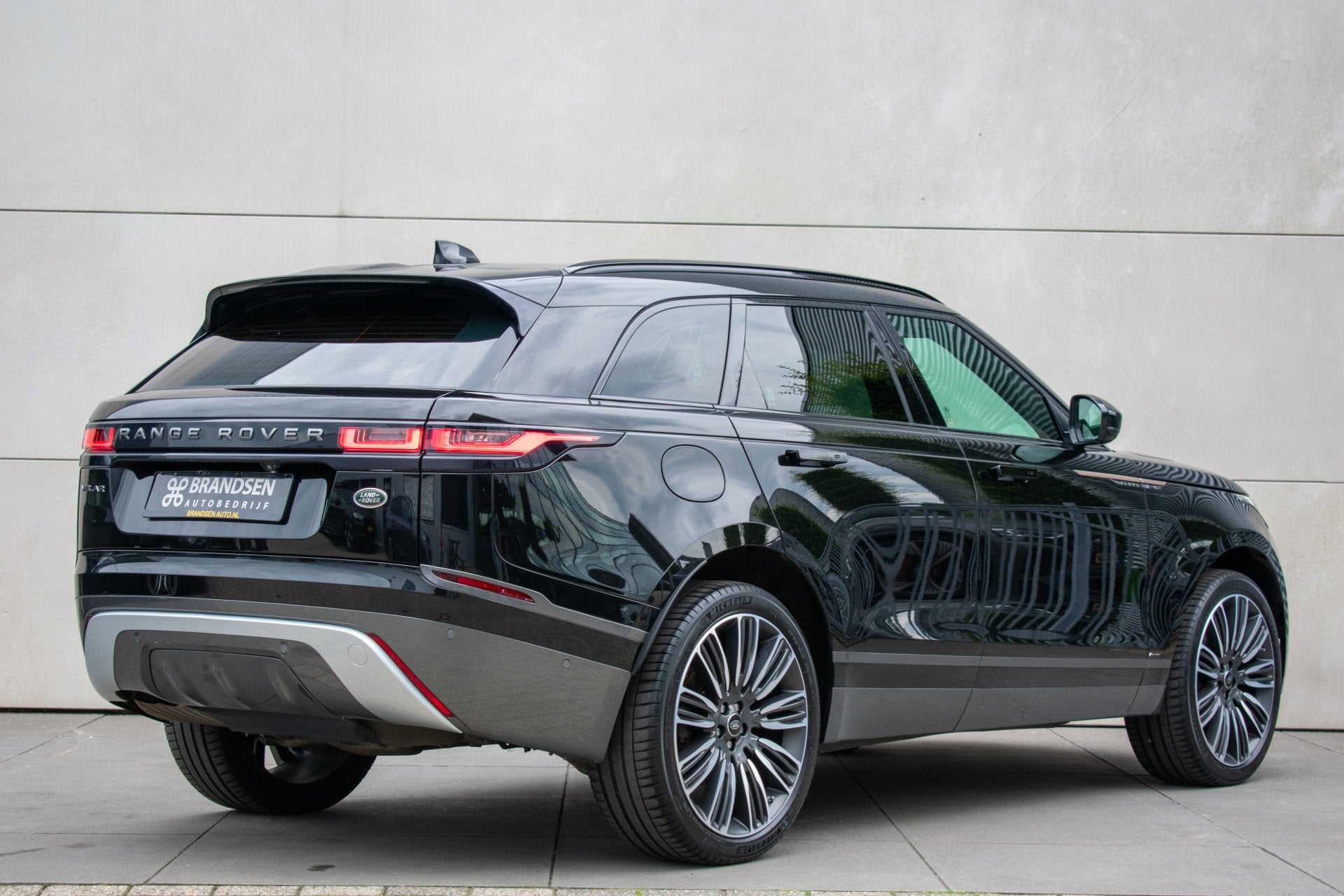 Land Rover Range Rover Velar 2.0 I4 AWD R-Dynamic SE Elek. p, Auto's, Land Rover, Automaat, Gebruikt, Met garantie (alle), Zwart