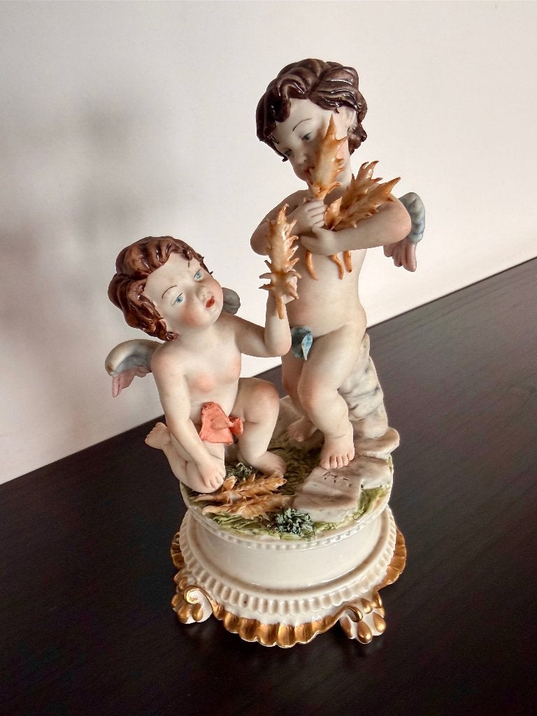 Origineel Capodimonte beeldje - putti/cherubijnen/engeltjes, Antiek en Kunst, Ophalen of Verzenden
