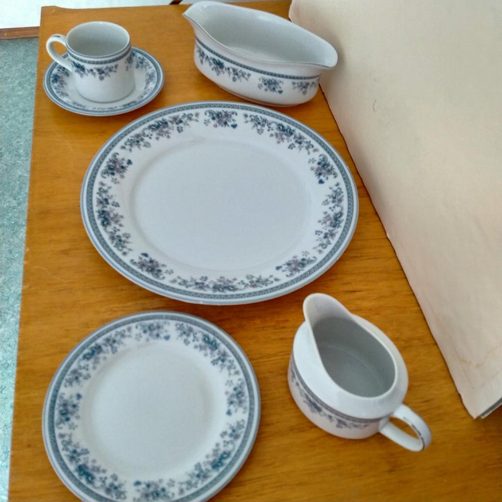 Mooi wit met blauw serviesgoed. Bord, juskom, melkkan etc., Ophalen of Verzenden, Zo goed als nieuw, Bord(en), Overige stijlen