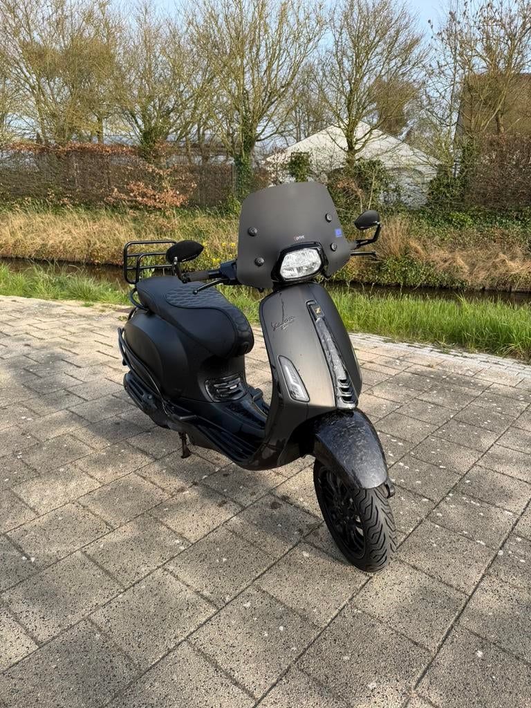 Vespa sprint 2021 E5 mat zwart full forged carbon, Fietsen en Brommers, Scooters | Vespa, Ophalen, Maximaal 45 km/u, Zo goed als nieuw