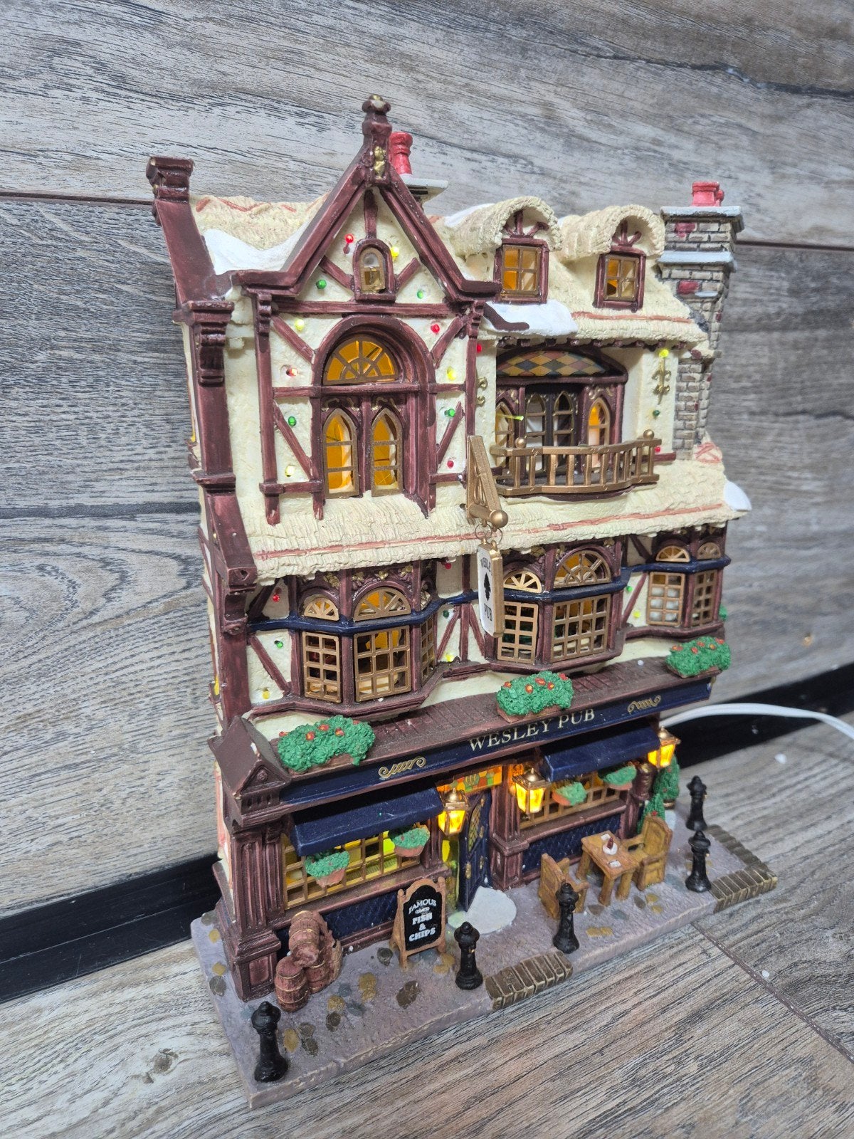 lemax façade wesley pub verlicht originele doos kerstdorp, Diversen, Kerst, Ophalen of Verzenden, Zo goed als nieuw