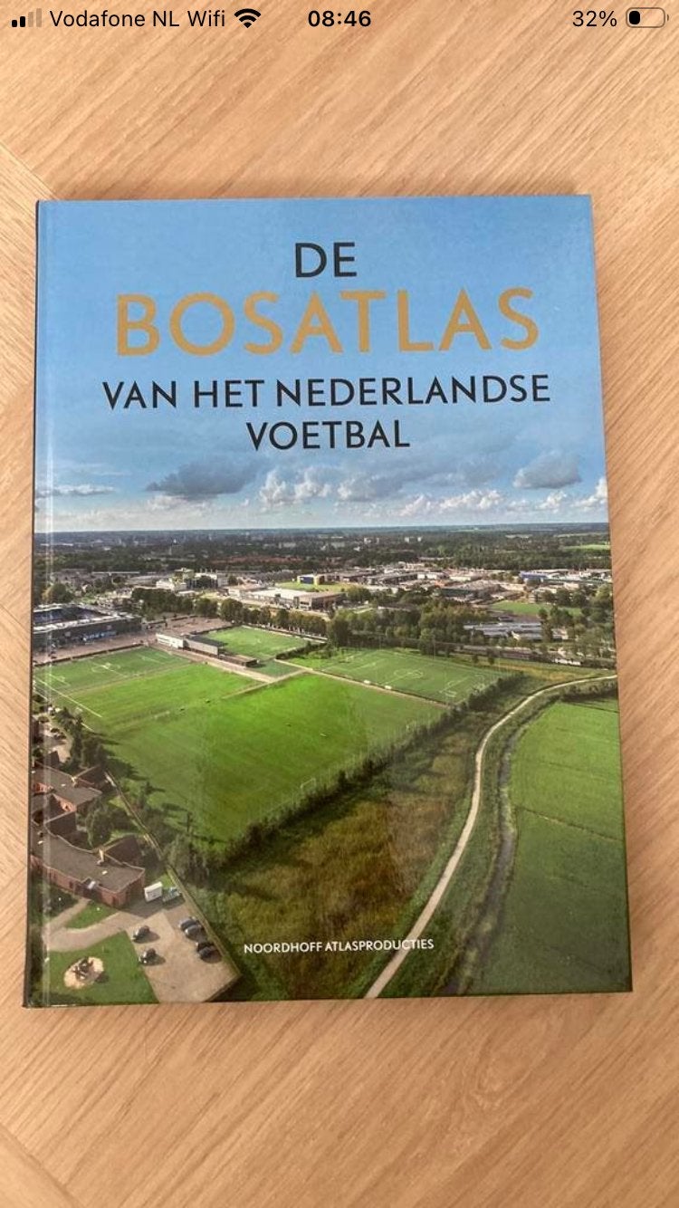 Bosatlas van het Nederlandse voetbal, in nieuwstaat, Bosatlas, 2000 tot heden, Ophalen of Verzenden, Zo goed als nieuw