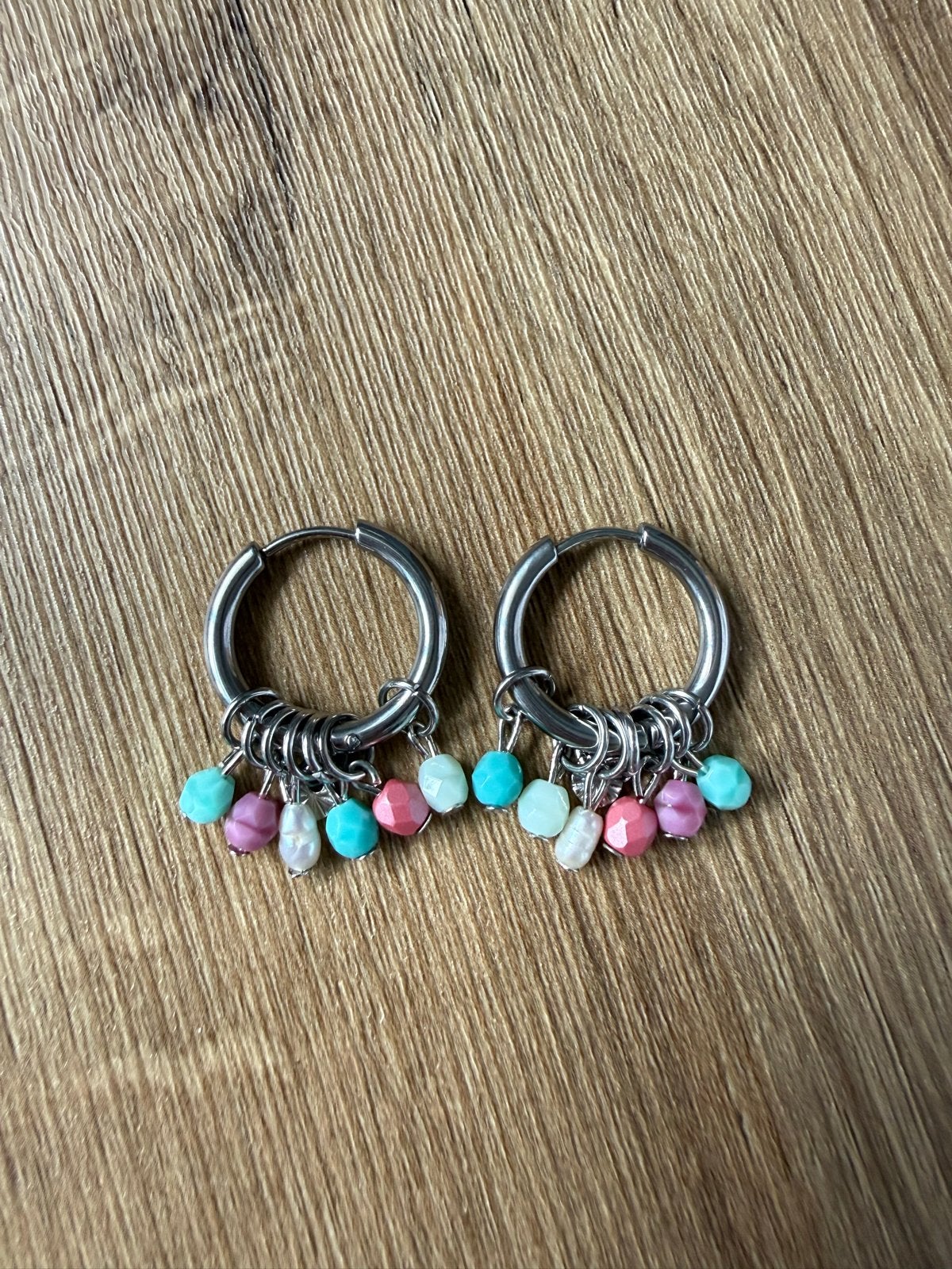 Zilverkleurige oorbellen met kleurrijke kralen, Overige materialen, Hangers, Ophalen of Verzenden, Zo goed als nieuw