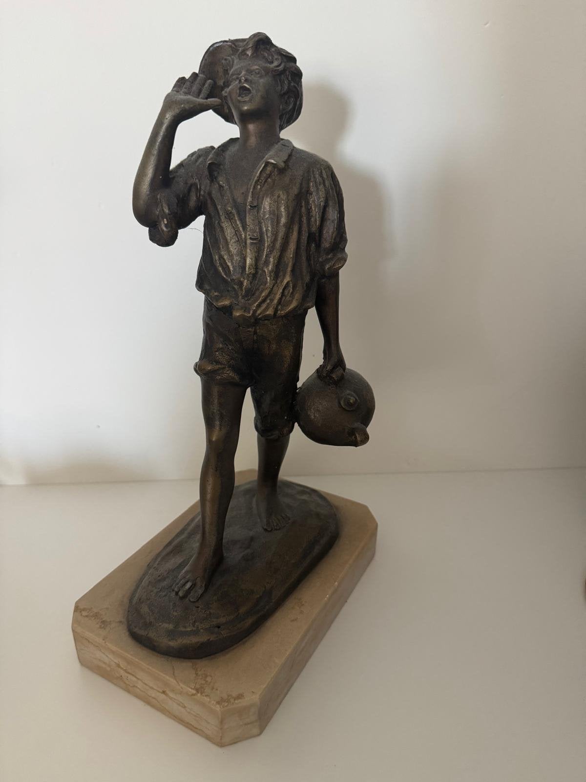 Antiek bronzen beeld van jongen met vis op marmeren sokkel, Antiek en Kunst, Ophalen of Verzenden, 20 - 50 cm, Beeld, Bruin