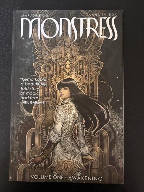 Monstress Volume one Awakening, Amerika, Verzenden, Marjorie Lui, Sana Takeda, Gelezen