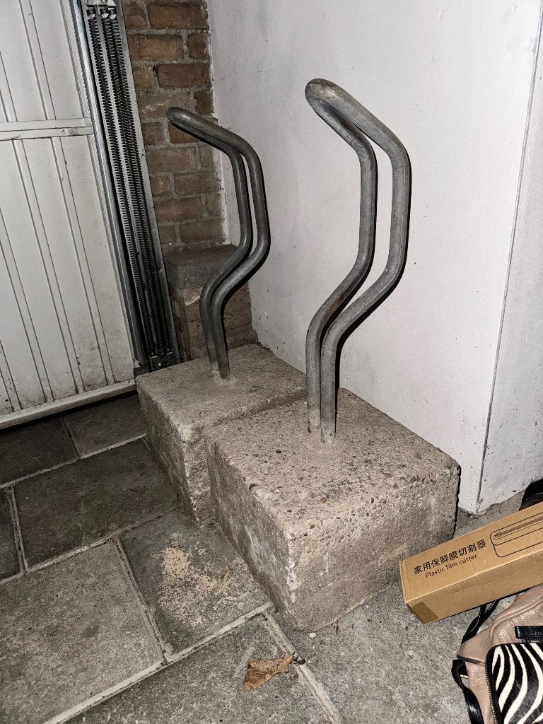Fietsbeugel in beton voet (2 stuks), Ophalen, Gebruikt