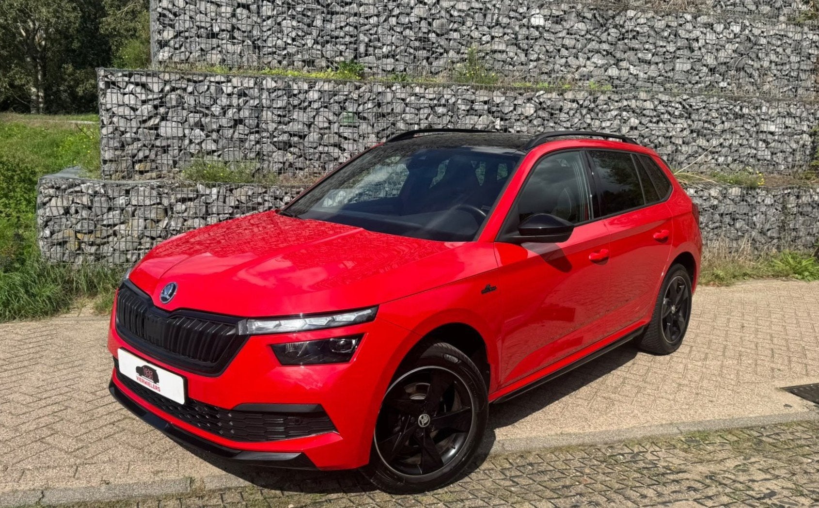 Skoda KAMIQ 1.0 TSI Monte Carlo Pano CarPlay Stoelverw Trekh, Auto's, Stof, Gebruikt, Euro 6, Handgeschakeld