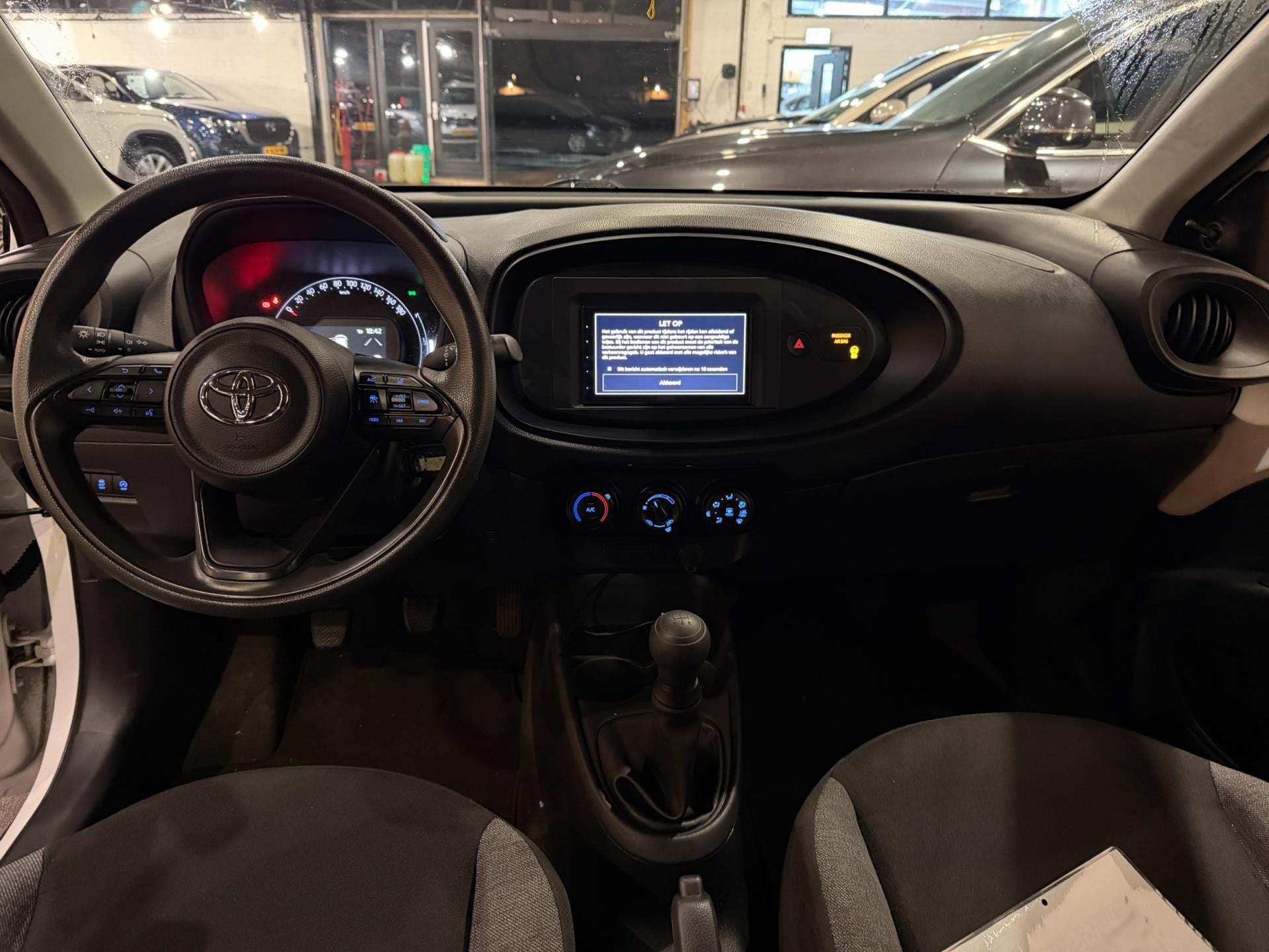 Toyota Aygo X 1.0 VVT-i MT Airco|ACC|AppleCarplay|CAMERA, Auto's, 12 maanden, Gebruikt, 4 stoelen, Wit