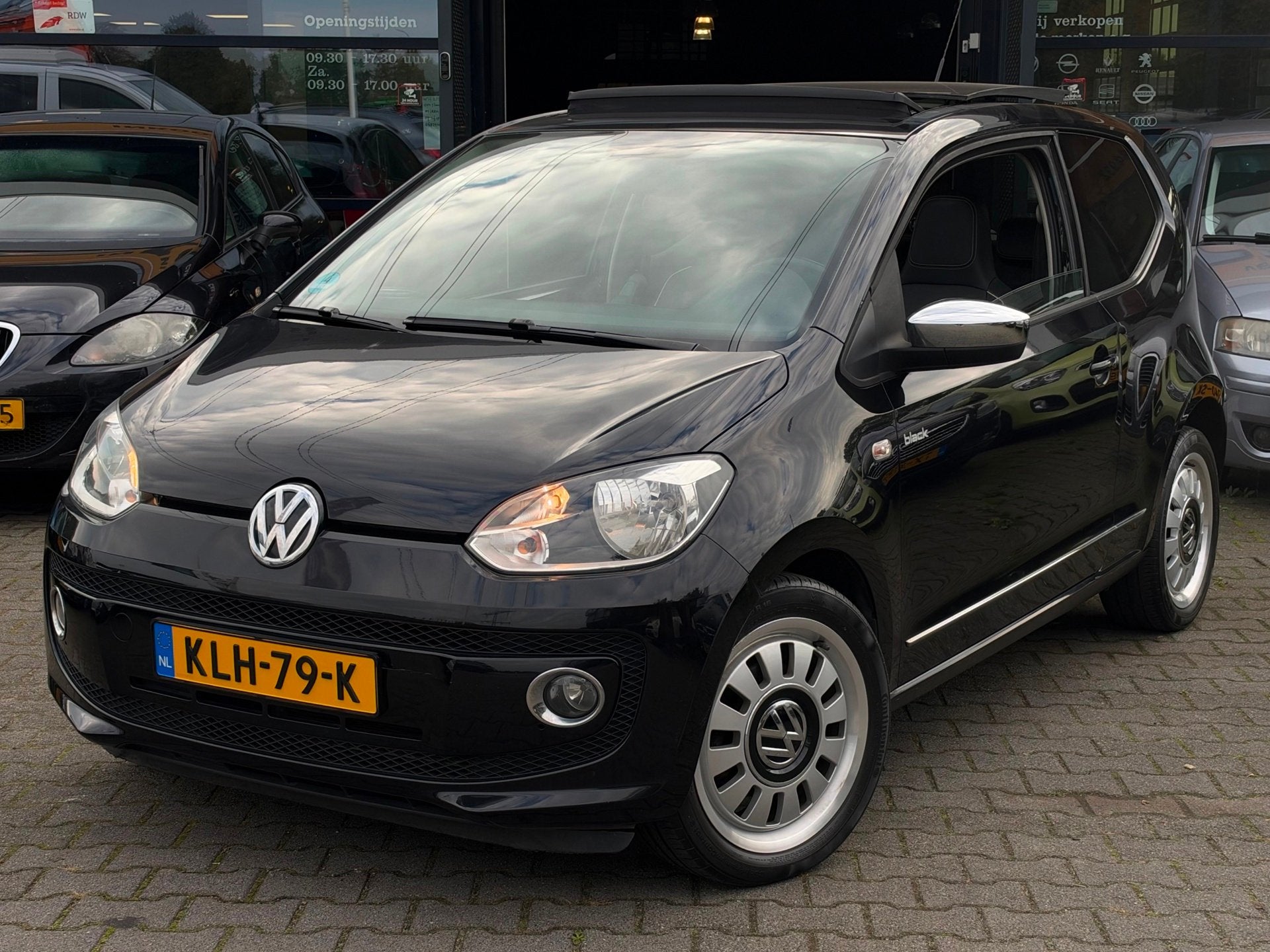 Volkswagen Up! 1.0 take up! PANO/LEDER/AIRCO/LMVELGEN/RIJDT, Voorwielaandrijving, Euro 5, Gebruikt, Zwart