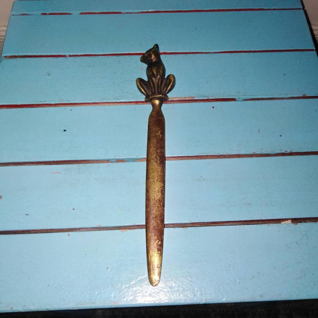 Antieke briefopener met zittende kat, Ophalen