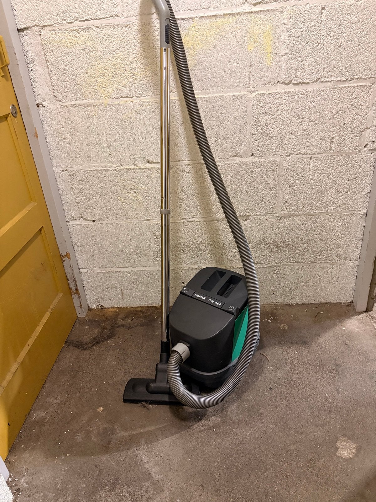 Nilfisk GM 400 stofzuiger met accessoires, Gebruikt, Sledestofzuiger, Ophalen, Stofzak