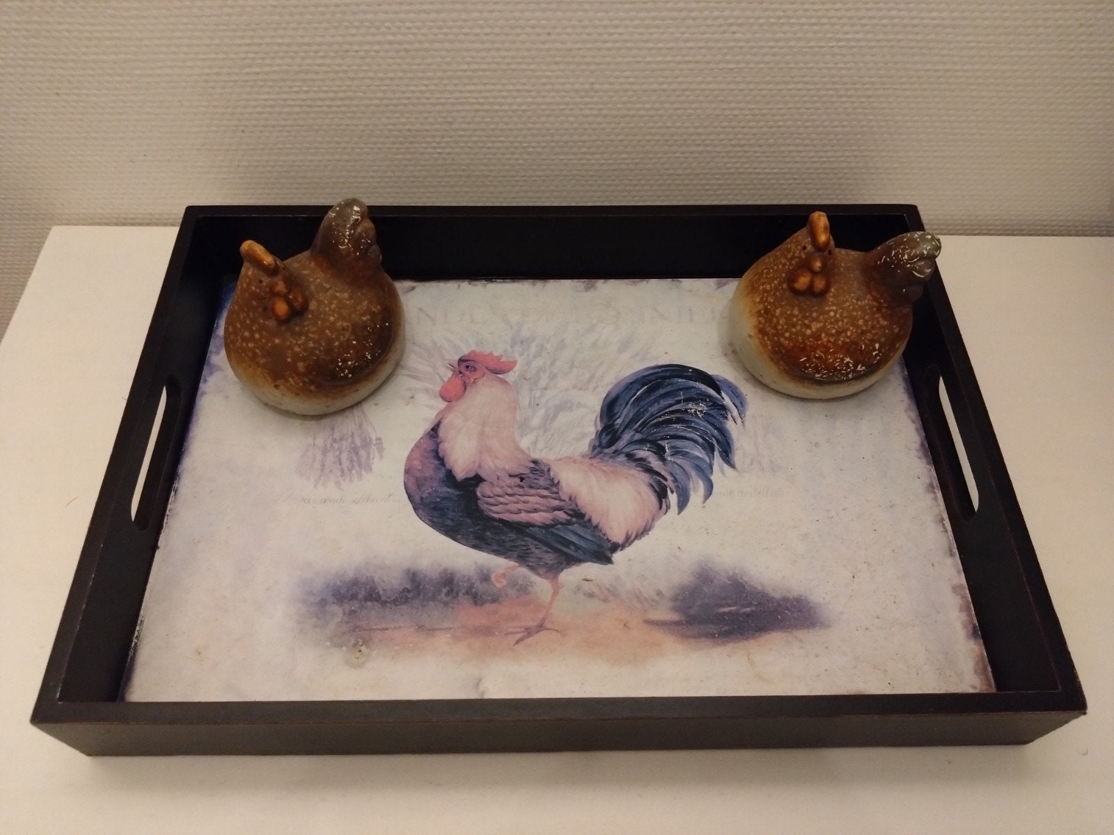 Mooie dienblad met twee beeldjes van kippen., Ophalen of Verzenden