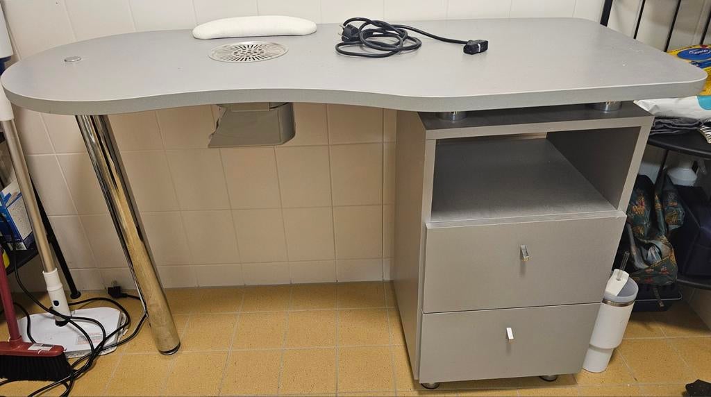 Zilver chroom grijze nagel tafel met afzuiging, Gebruikt, Metaal of Aluminium, Minder dan 100 cm, 50 tot 100 cm
