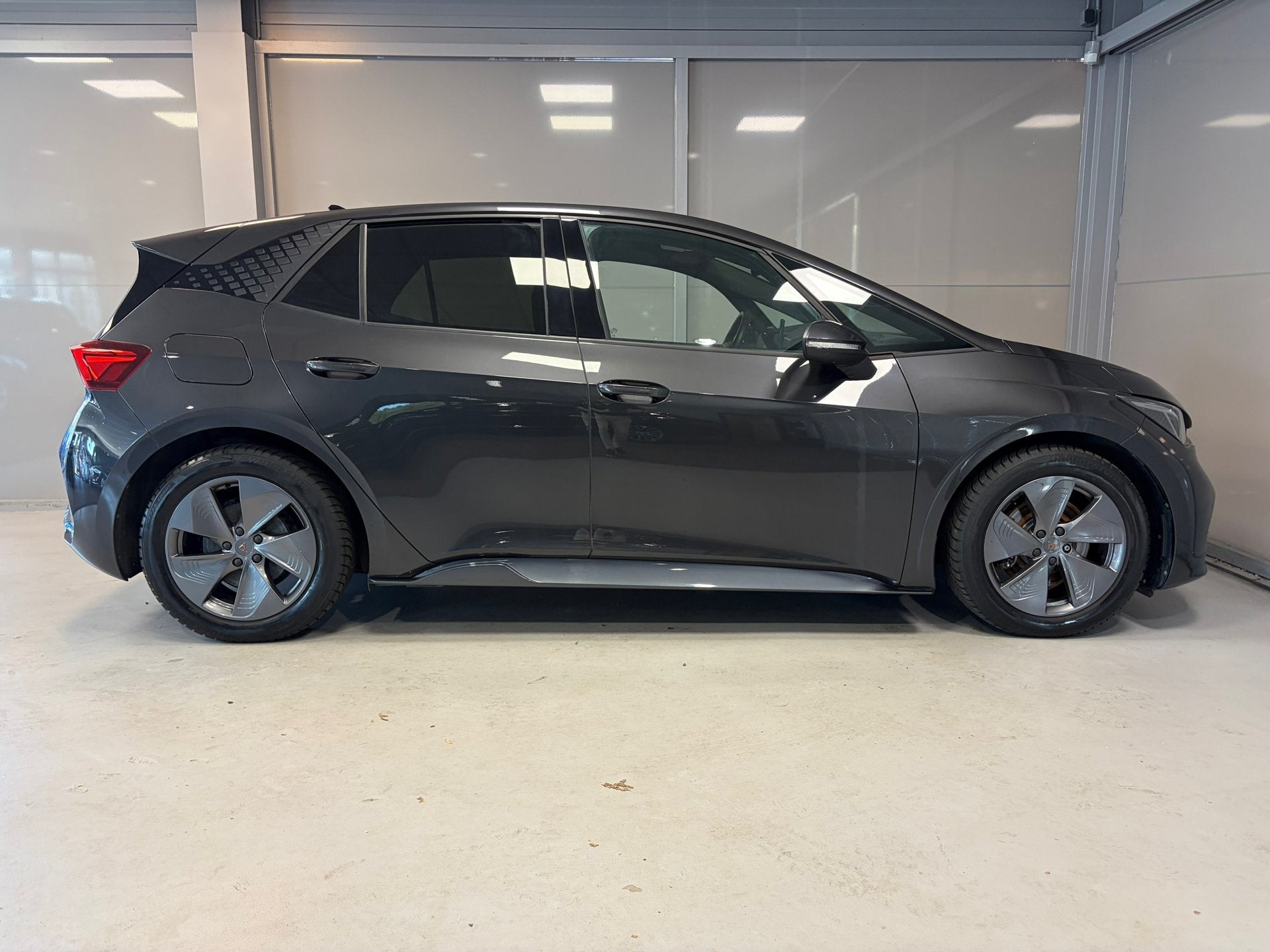 Cupra Born Essential 62 kWh | LED | CAR PLAY | 18" LM VELGEN, Auto's, Automaat, Achterwielaandrijving, Gebruikt, Zwart