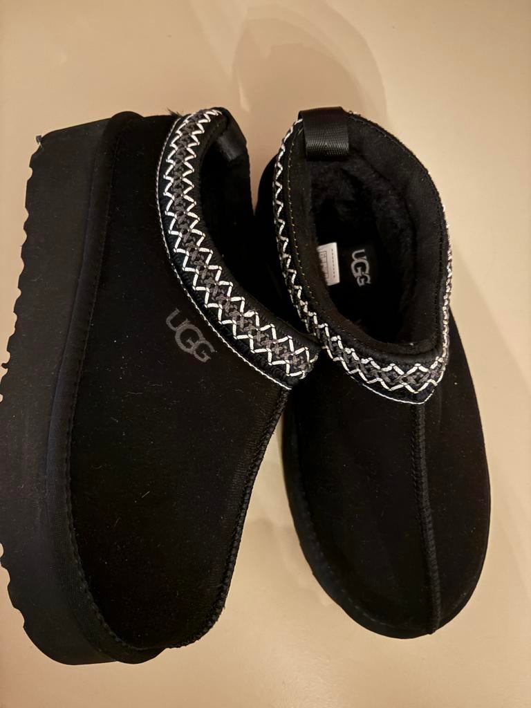 UGG Tasmans Zwart, Zwart, Nieuw, Ophalen of Verzenden, Pantoffels of Sloffen