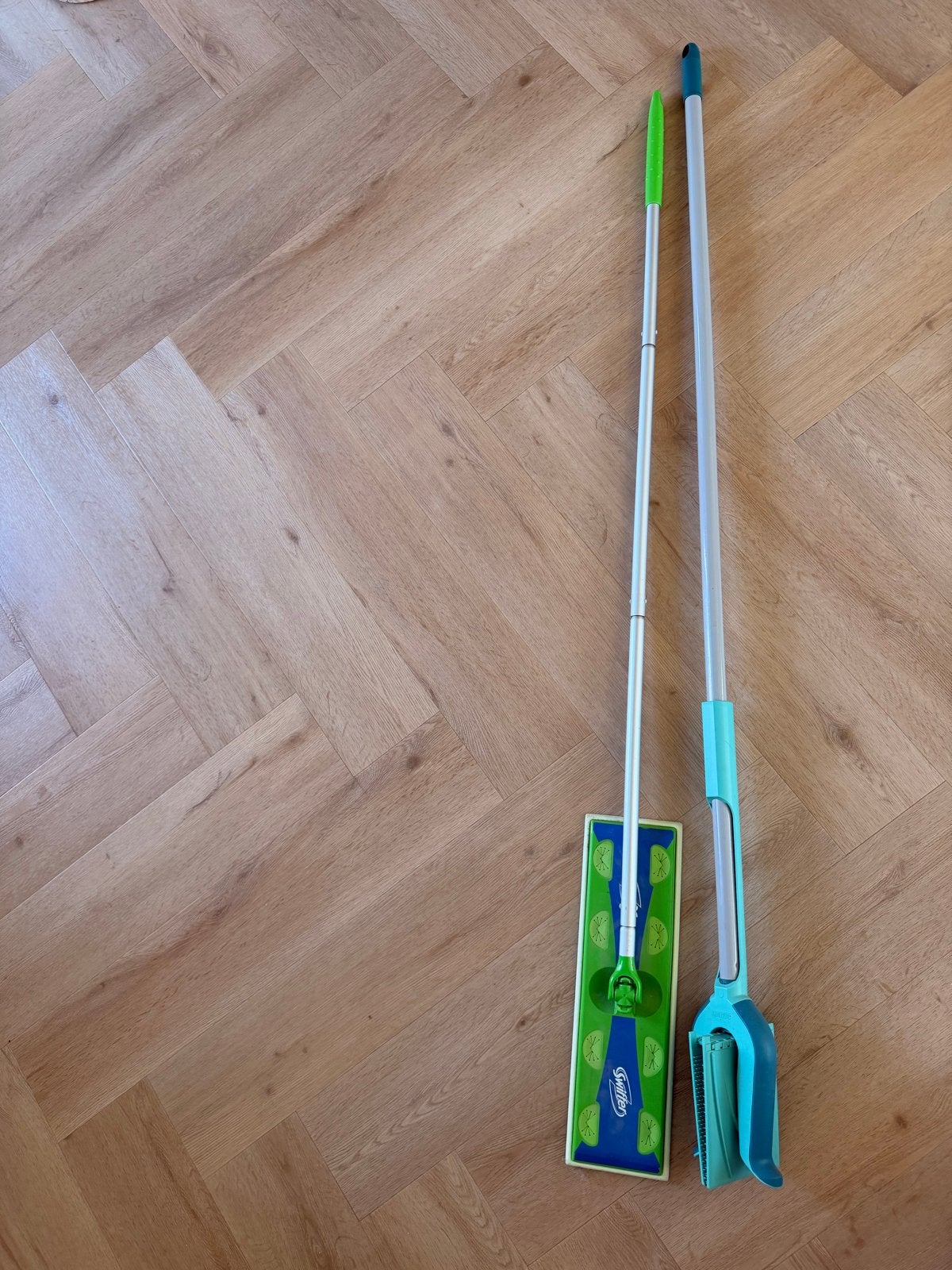 Swiffer en Leifheit dweilset en stoffer, Ophalen, Mop of Dweil