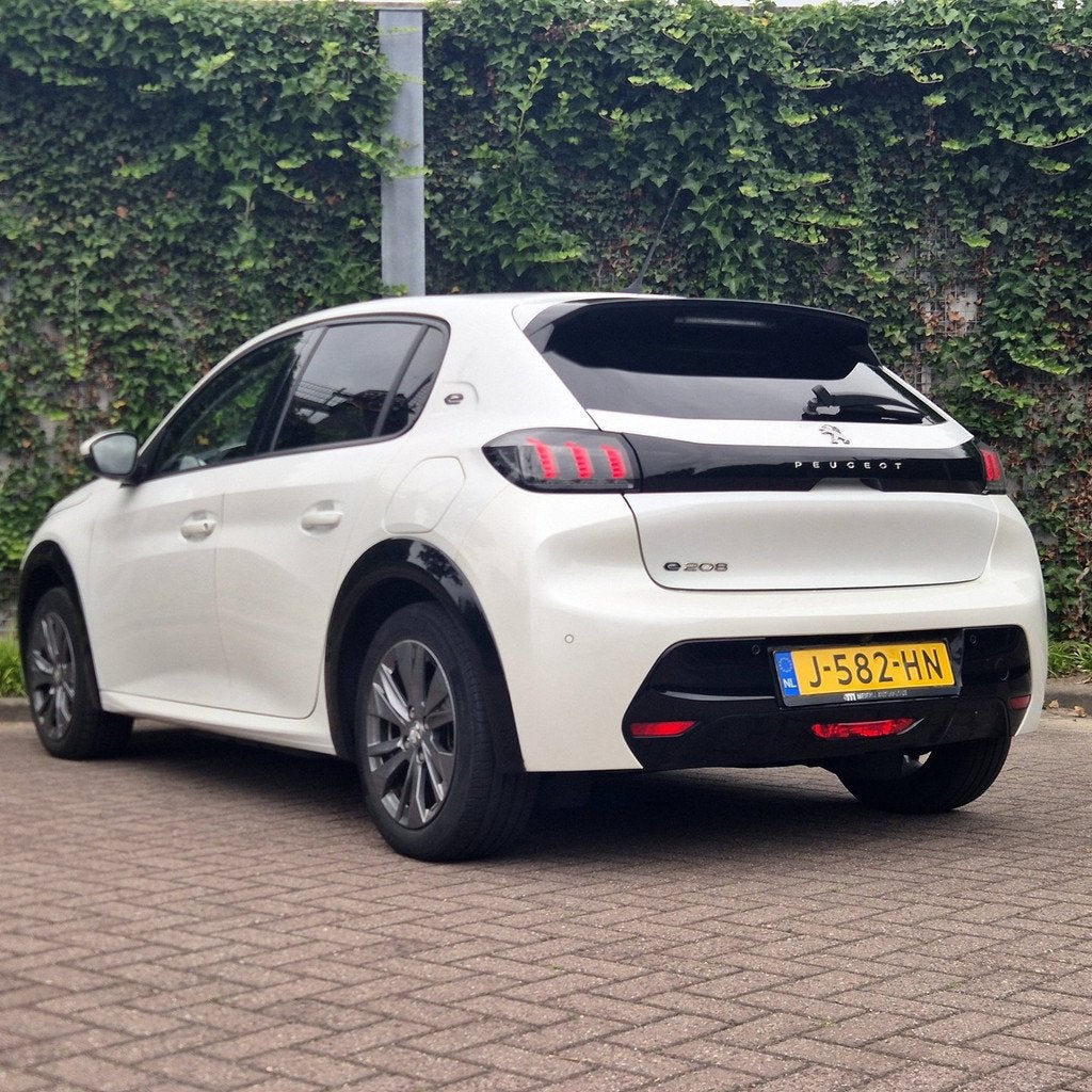 Peugeot E-208 EV Allure 50 kWh| Warmtepomp | 11 kW 3-fasen |, Auto's, 136 pk, Gebruikt, Leder en Stof, Wit