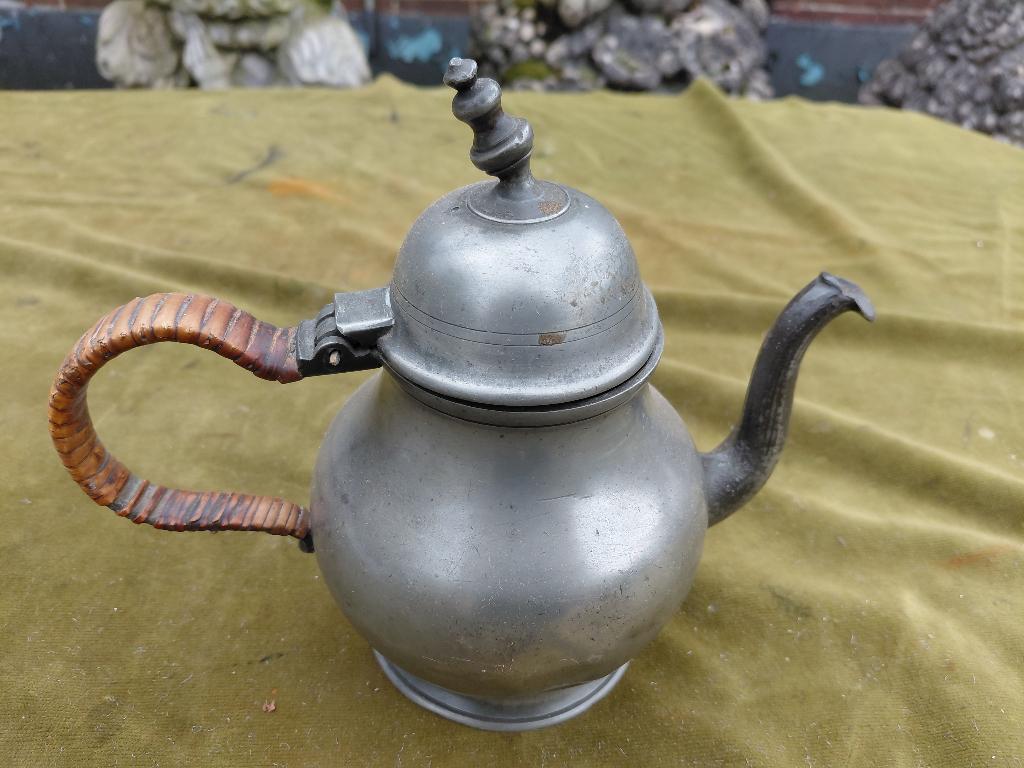 Antieke tinnen theepot, riet gevlochten handvat., Antiek en Kunst, Antiek | Tin, Verzenden