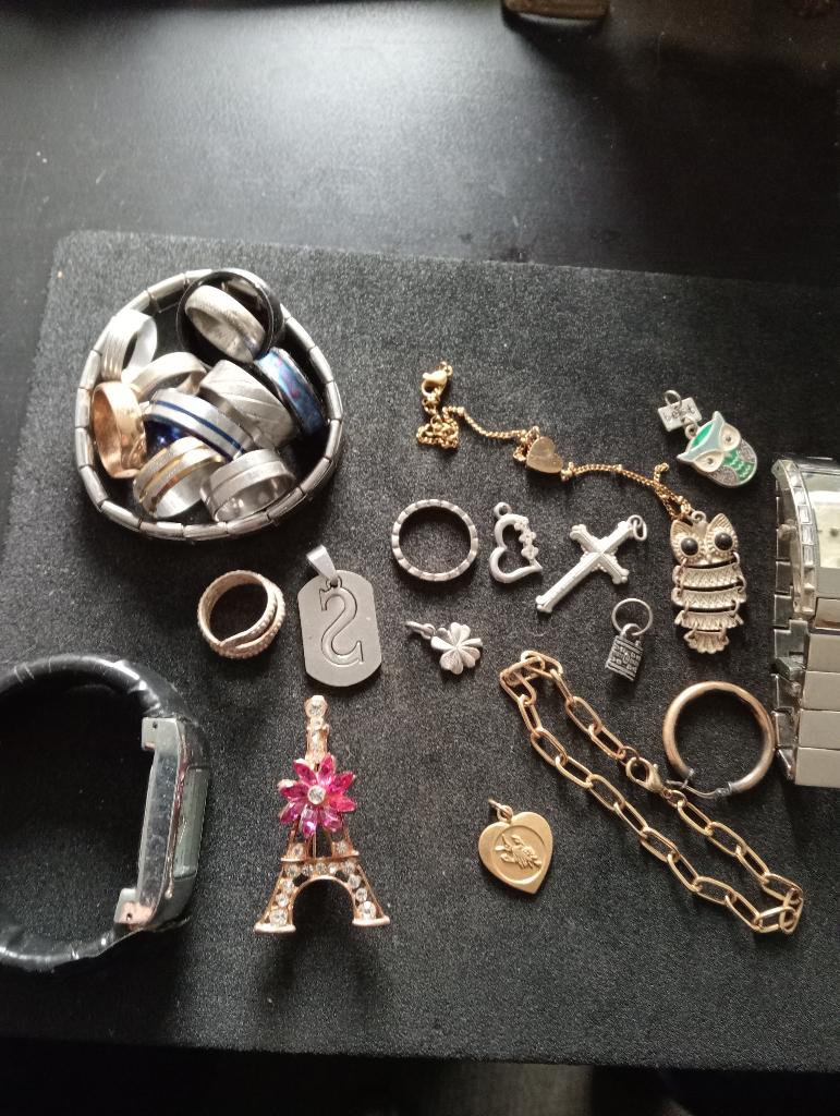Boedelruiming wat sieraden o.a ringen /brouch/etc enzv, Overige materialen, Overige kleuren, Ophalen of Verzenden, 17 tot 18