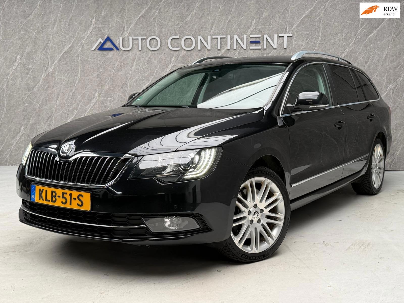 Skoda Superb Combi 3.6 FSI Elegance 4x4 260 PK / APK / Facel, Auto's, Skoda, Automaat, Euro 5, Zwart, 2000 kg