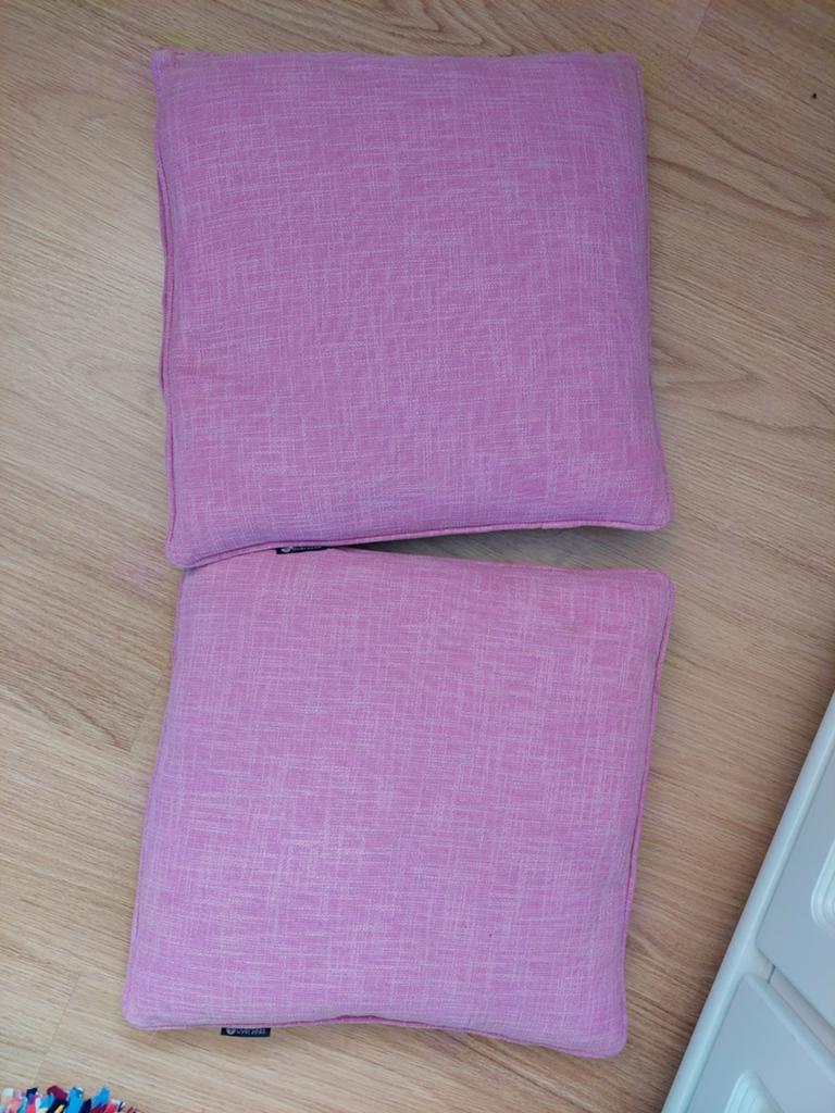 2 Roze Kussens 'Overseas' - Zo goed als nieuw, Ophalen of Verzenden, Zo goed als nieuw, Roze, Vierkant