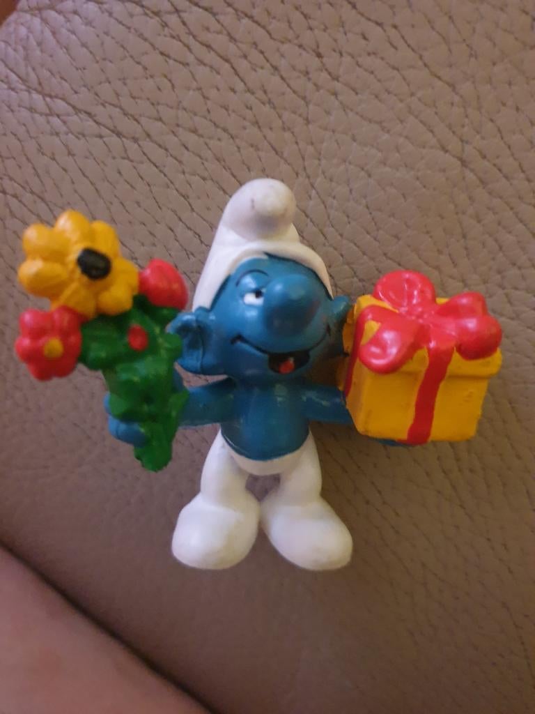 Smurf met bloemen en cadeau - Vintage Smurfen figuur, Ophalen of Verzenden, Verschillende Smurfen