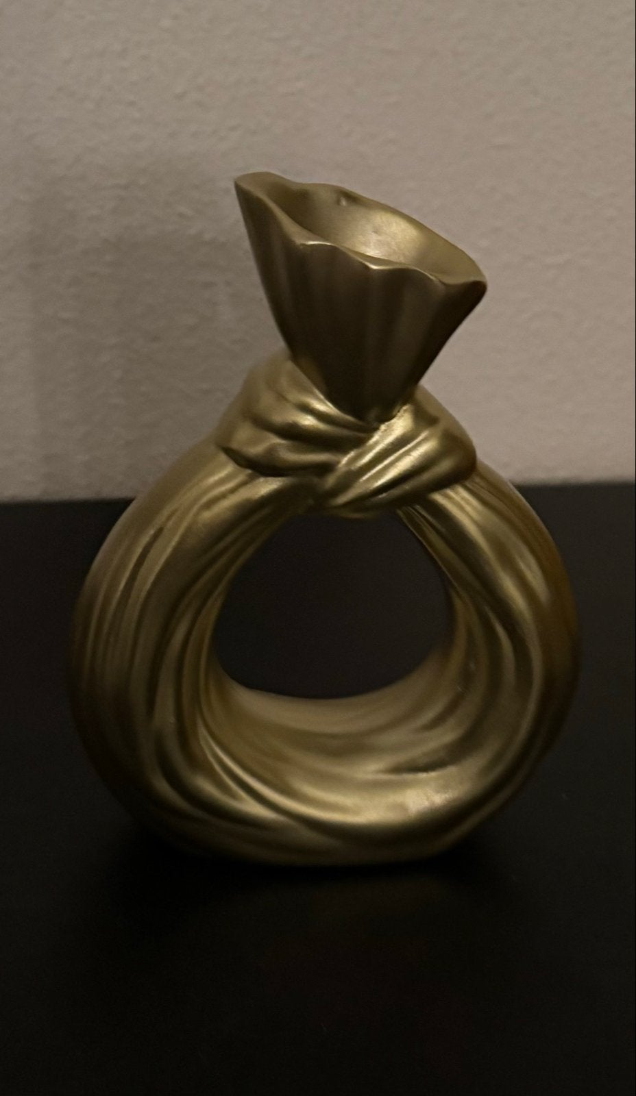Gouden decoratieve vaas met knoopdesign, Huis en Inrichting, Overige materialen, Met patroon/structuur, Ophalen of Verzenden, Zo goed als nieuw