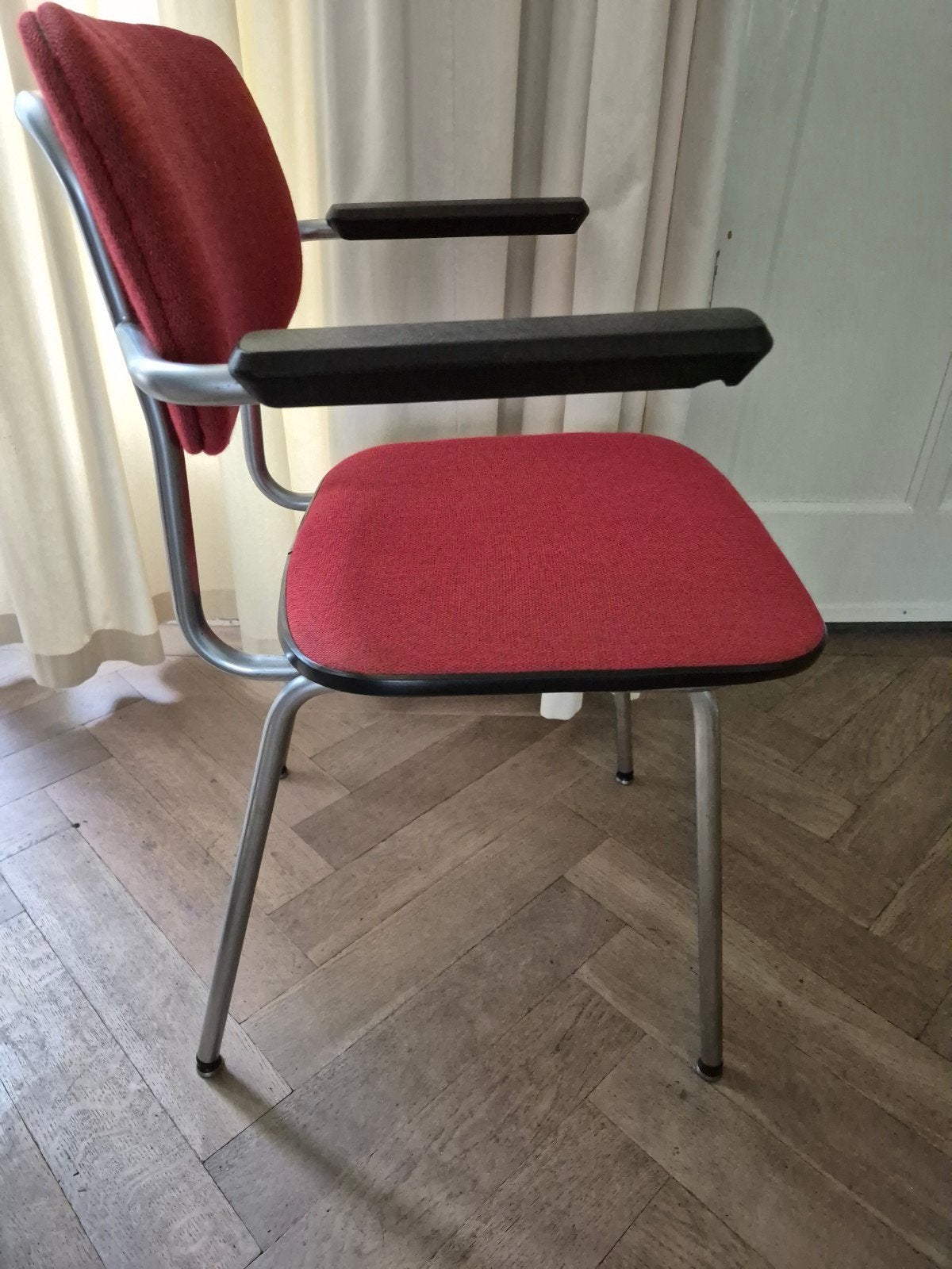 Gispen 1235 Vintage rode stoelen met armleuningen, 6 stuks, Huis en Inrichting, Ophalen, Gebruikt, Vintage, Retro, Metaal