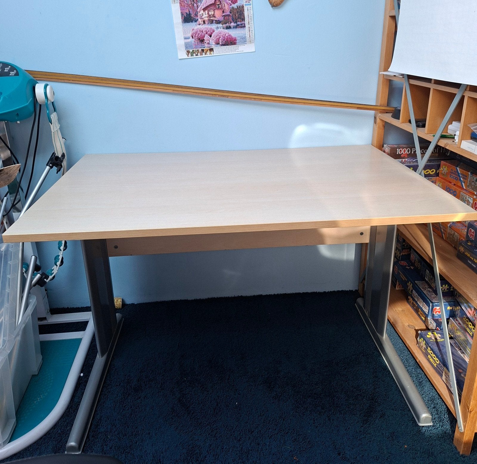 Stevig bureau met licht blad en metalen onderstel, Ophalen, Gebruikt, Spaanplaat of MDF, Computerbureau