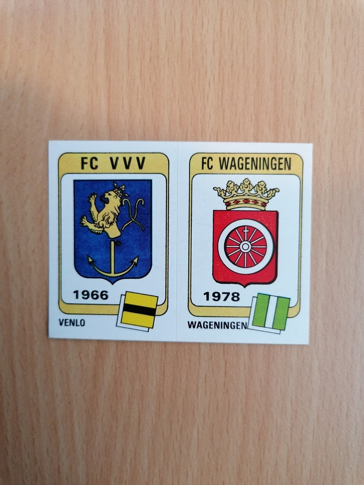 Panini Voetbal 84 #335 FC VVV en FC Wageningen embleem., Ophalen of Verzenden, Zo goed als nieuw, Plaatje