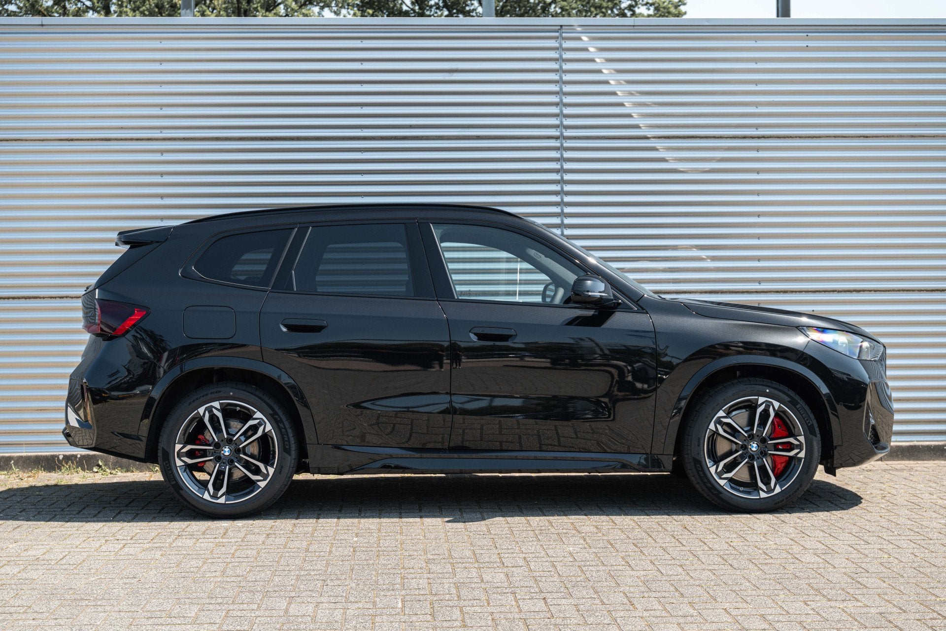 BMW iX1 eDrive20 M Sport / Trekhaak / Panoramadak / Sportsto, Auto's, BMW, Zwart, Zwart, Nieuw, SUV of Terreinwagen