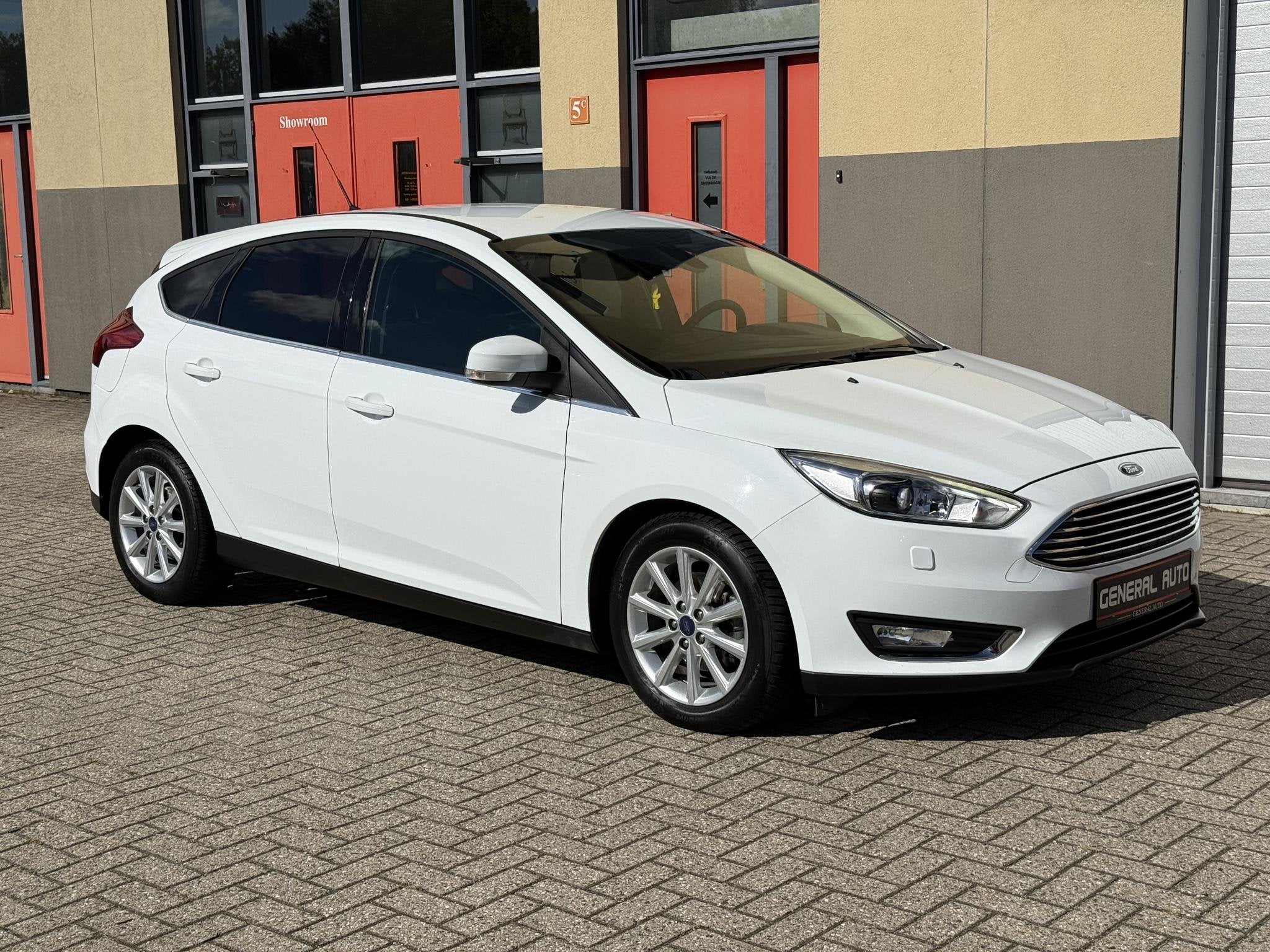 Ford Focus Hatchback 1.0 Titanium Automaat, Trekhaak,, Auto's, Gebruikt, Wit, Bedrijf, 1216 kg