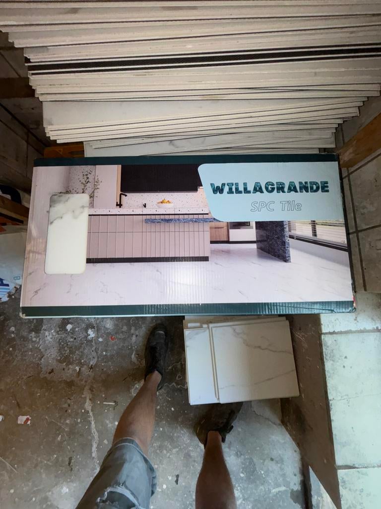 Grote partij SPC vloer / laminaat tegelvloer wit marmerlook, Ophalen, Gebruikt, 50 tot 150 cm, 10 m² of meer