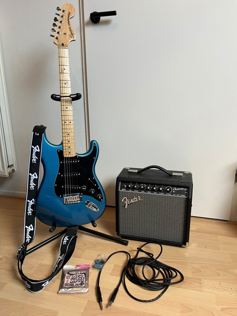 Set: Squier Affinity Strat SSS + Fender Champion 20 + extras