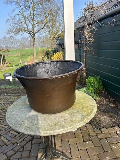 Antieke koperen ketel voor haardhout, Ophalen