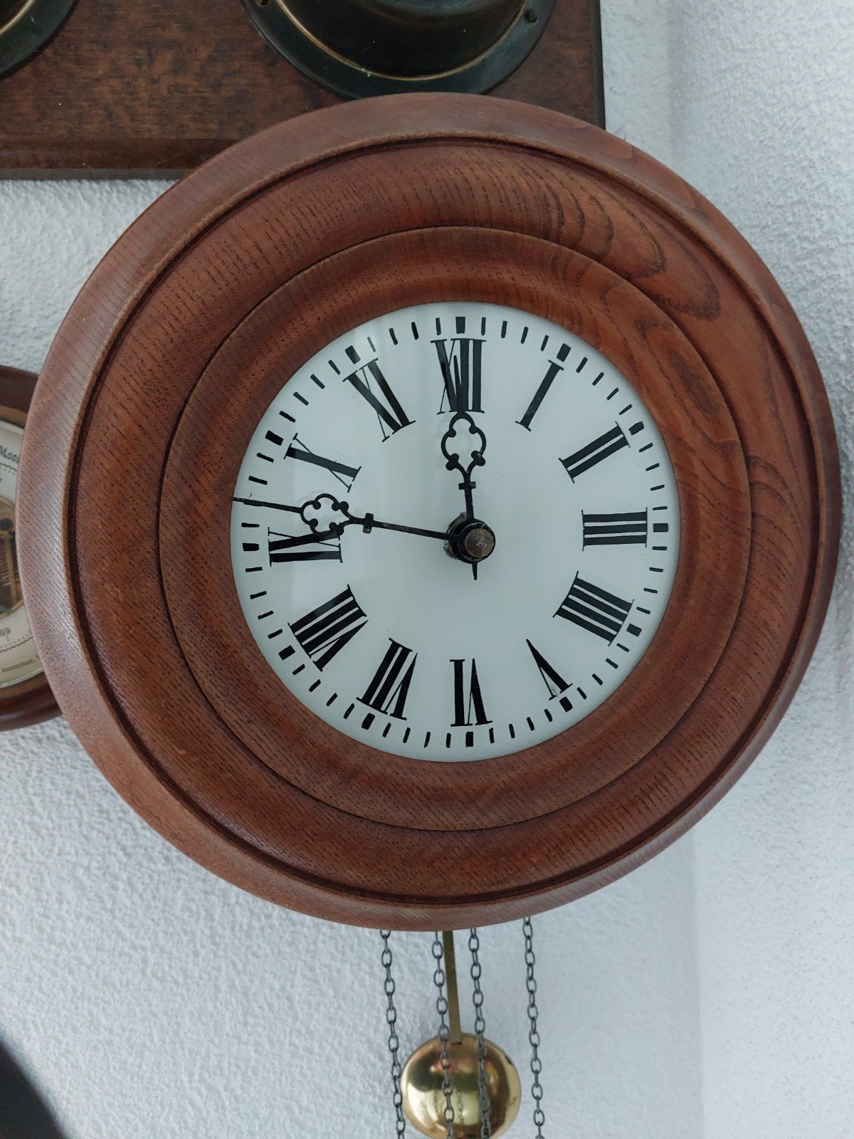 Houten wandklok met Romeinse cijfers, Ophalen