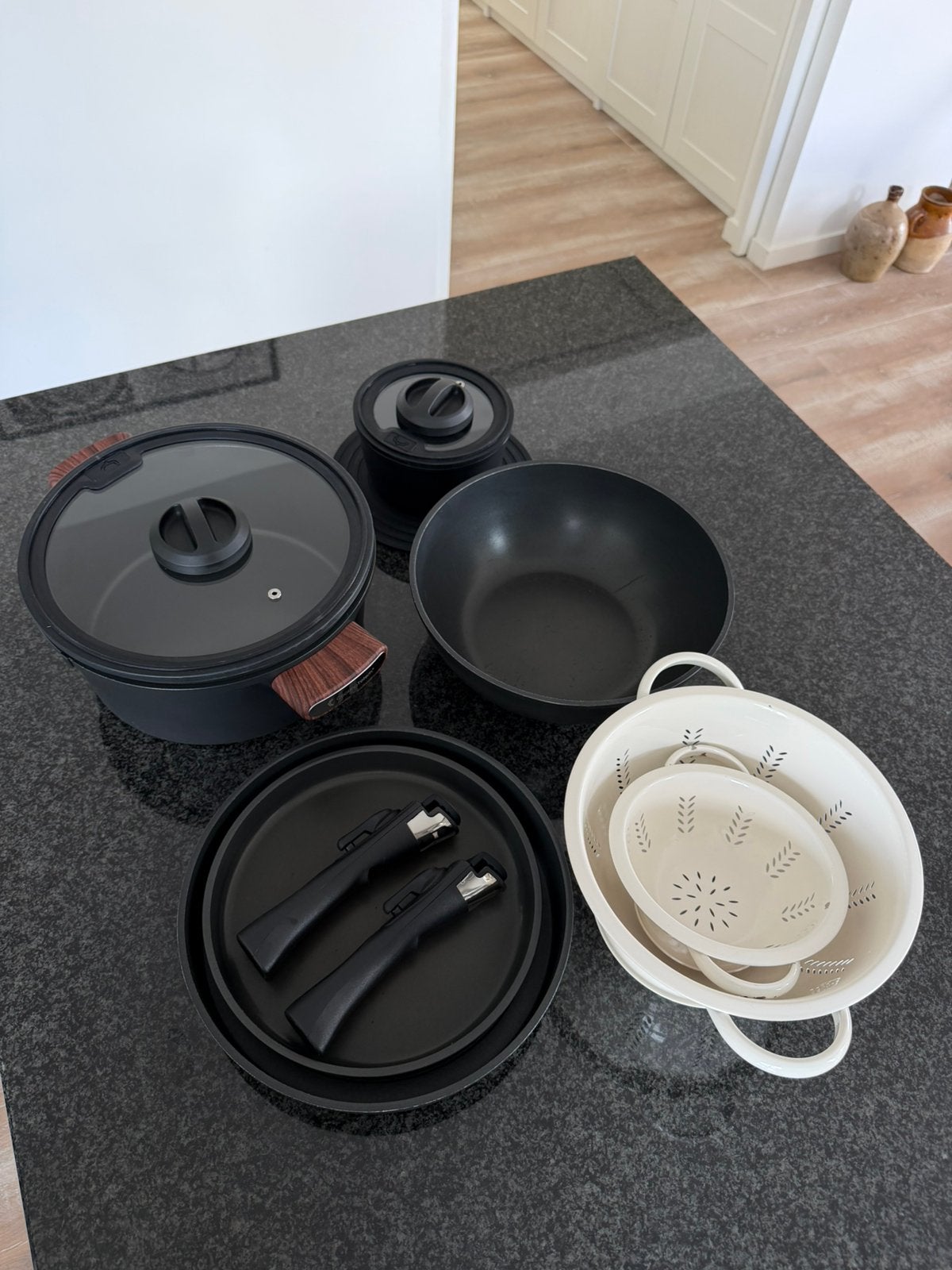 Cooking Totem pannenset + 2 Zara Home emaille vergieten, Ophalen of Verzenden, Zo goed als nieuw, Pannenset