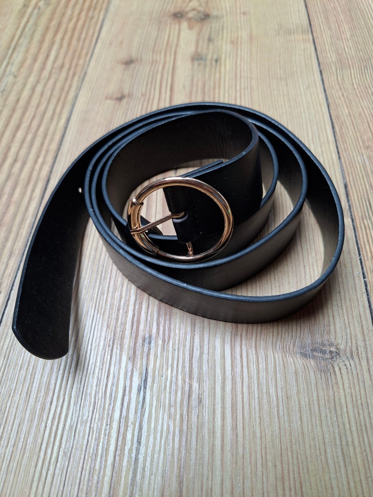 Zwarte riem met gouden ronde gesp, Zwart, Heupriem, Ophalen of Verzenden, Zo goed als nieuw