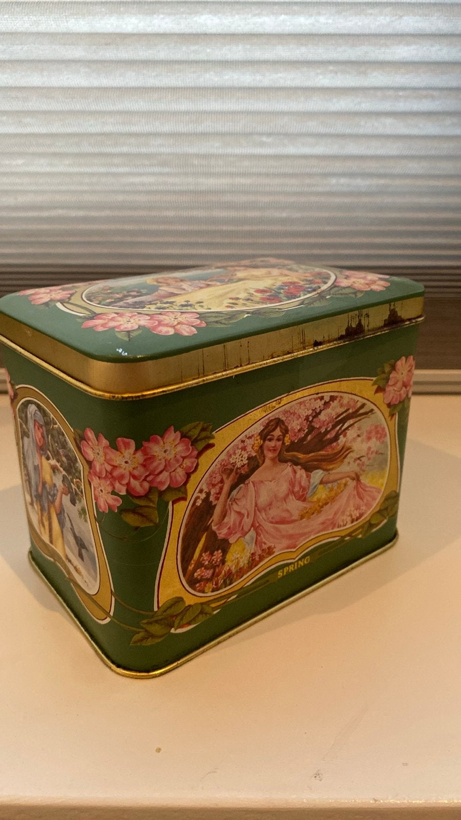 Vintage blikken trommel 'De Vier Jaargetijden', Verzamelen, Ophalen of Verzenden, Gebruikt, Koek(jes), Overige merken