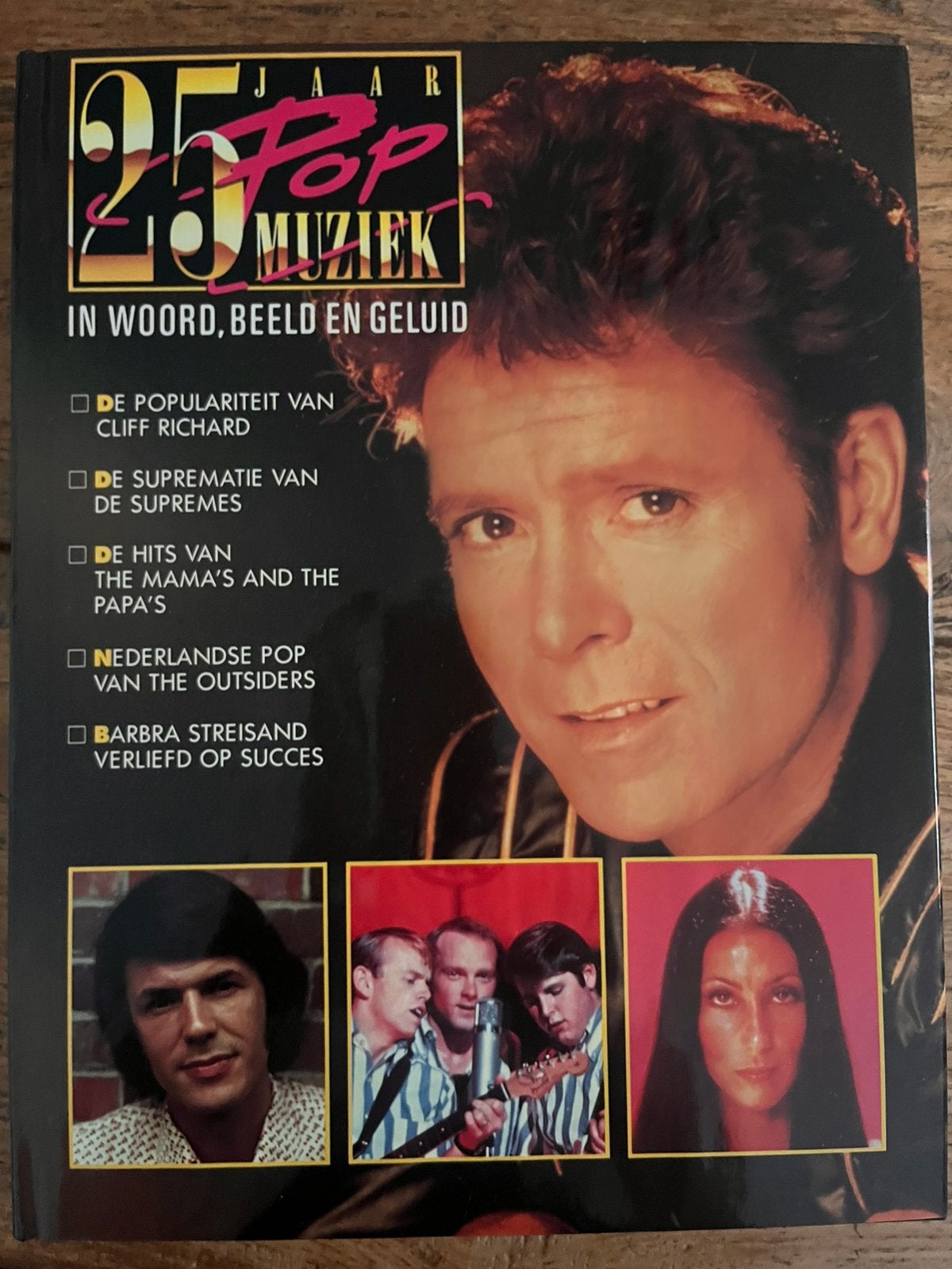 Boek ‘25 jaar Popmuziek in woord, beeld en geluid’ 1965/1966, Ophalen of Verzenden, Zo goed als nieuw