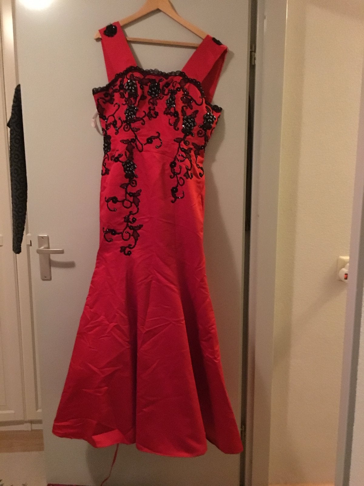 Prachtige rode galajurk met zwarte details, Kleding | Dames, Maat 38/40 (M), Galajurk, Ophalen of Verzenden, Zo goed als nieuw
