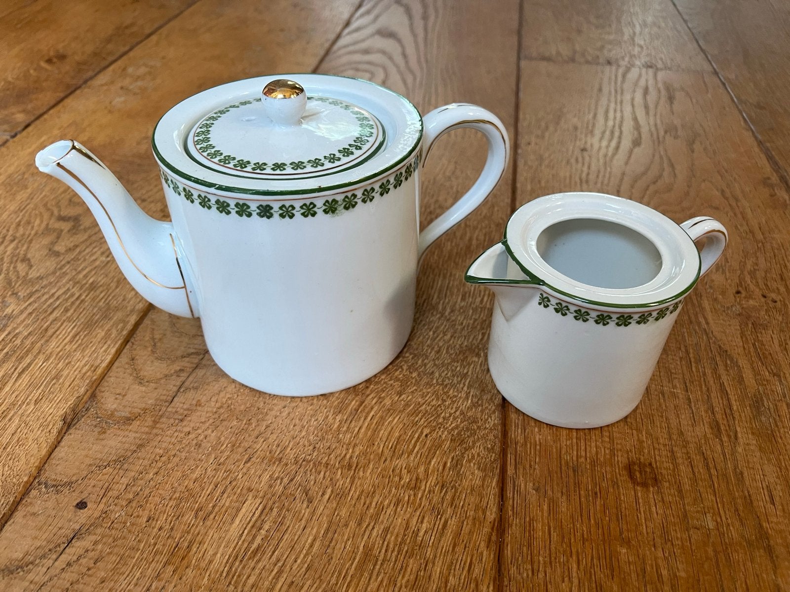 Antieke theepot en melkkan met klaverblad decor, Ophalen of Verzenden
