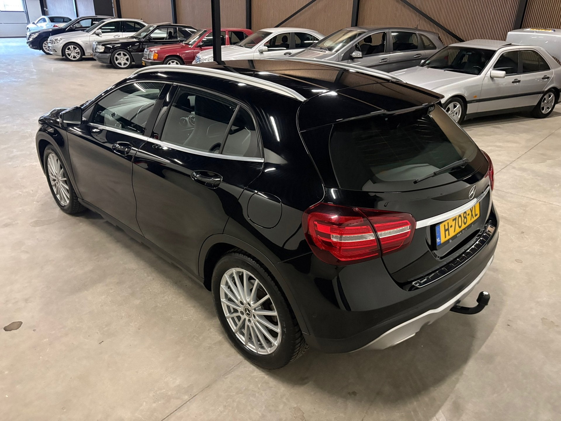 Mercedes-Benz GLA-klasse 200 d Premium Automaat LED Dealeron, Auto's, Dealer onderhouden, 136 pk, 4 cilinders, Leder en Stof