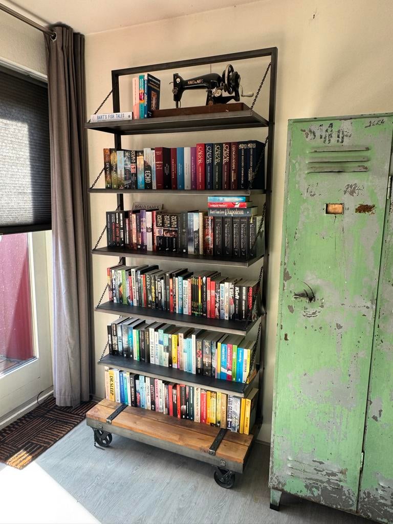 Industriële Boekenkast - Metaal (excl. boeken), Met plank(en), Gebruikt, 200 cm of meer, 25 tot 50 cm