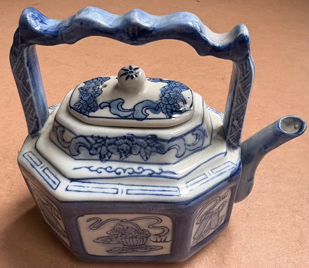 Leuk, klein vintage Chinees theepotje, Antiek en Kunst, Antiek | Porselein, Ophalen of Verzenden