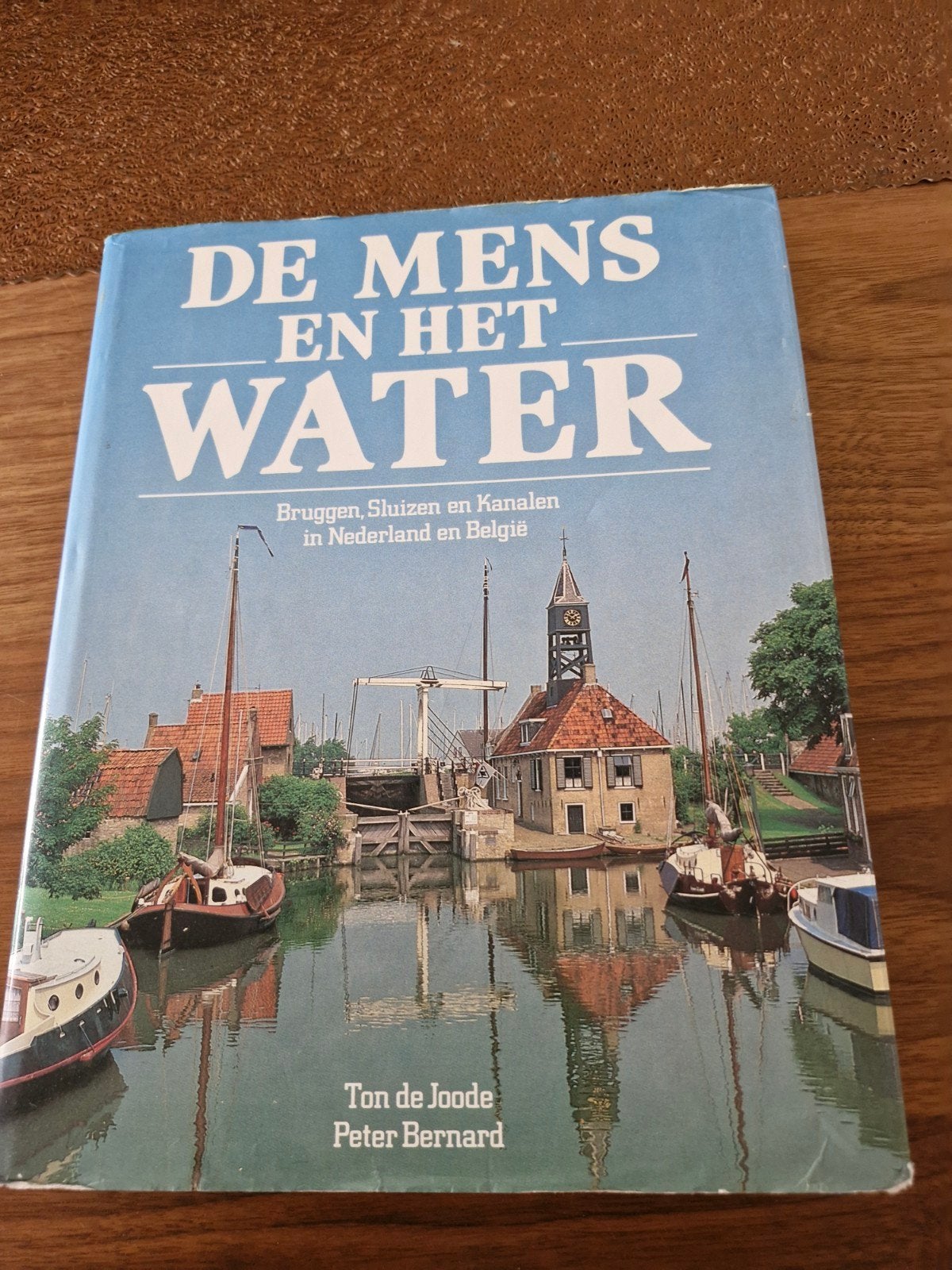 De Mens en het Water - Bruggen, Sluizen en Kanalen, Ophalen of Verzenden, Zo goed als nieuw, Bouwkunde, Ton de Joode, Peter Bernard
