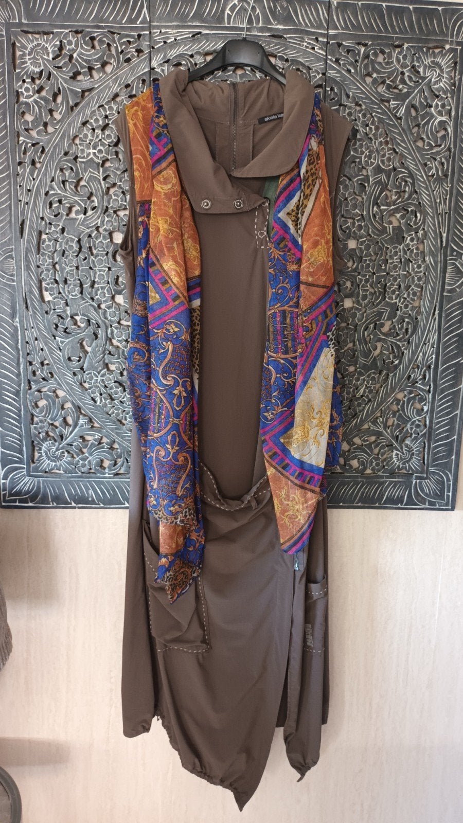 Akela Key Jurk Maat 40/42 Kaki Travelstof  met sjaal, Kleding | Dames, Maat 38/40 (M), Akela Key, Ophalen of Verzenden, Zo goed als nieuw